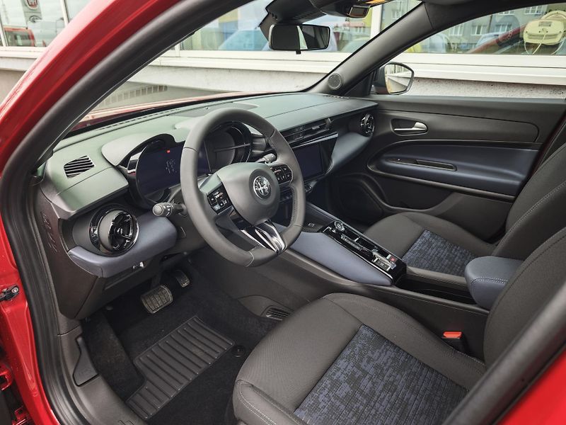 Alfa Romeo Junior (2026)  1,2 T 145 PS automat - fotka 21 z 40