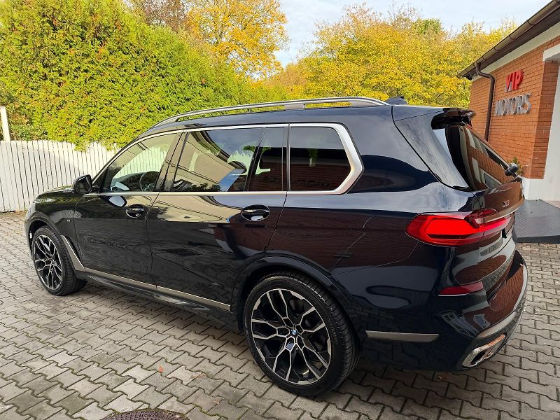 BMW X7 M50xD-R22-PANO-H&K-ČR-TOP STAV - fotka 3 z 53