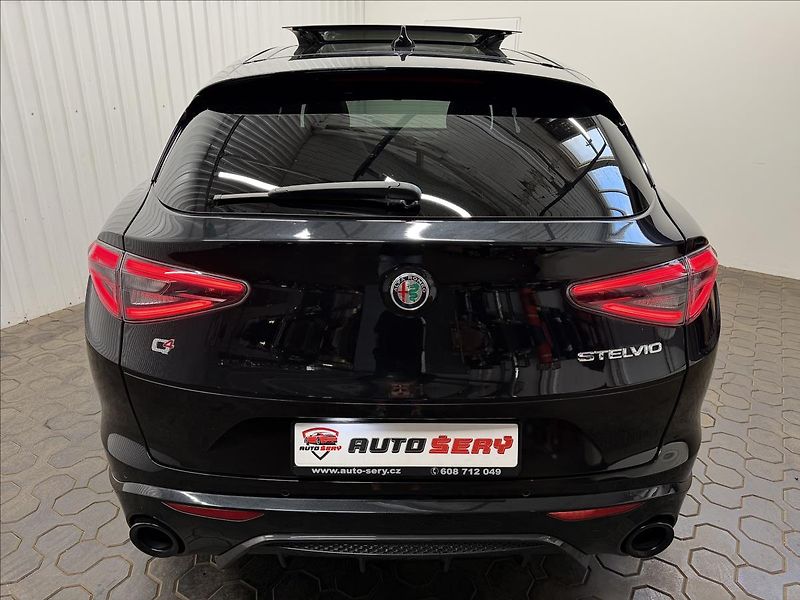 Alfa Romeo Stelvio VELOCE 154kW Q4 PANO H&K R21 - fotka 7 z 42