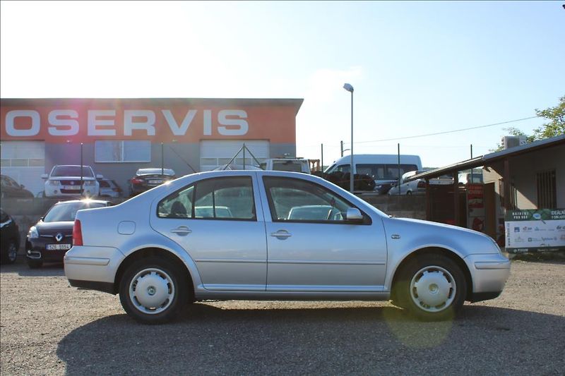 Volkswagen Bora 1,6 i  KLIMA, STK 7/2027 - fotka 4 z 19