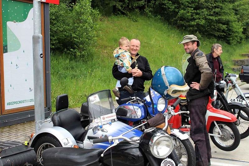 Na Centrální parkoviště P1 ve Skiareálu Ještěd se sjelo přes sedm desítek účastníků.