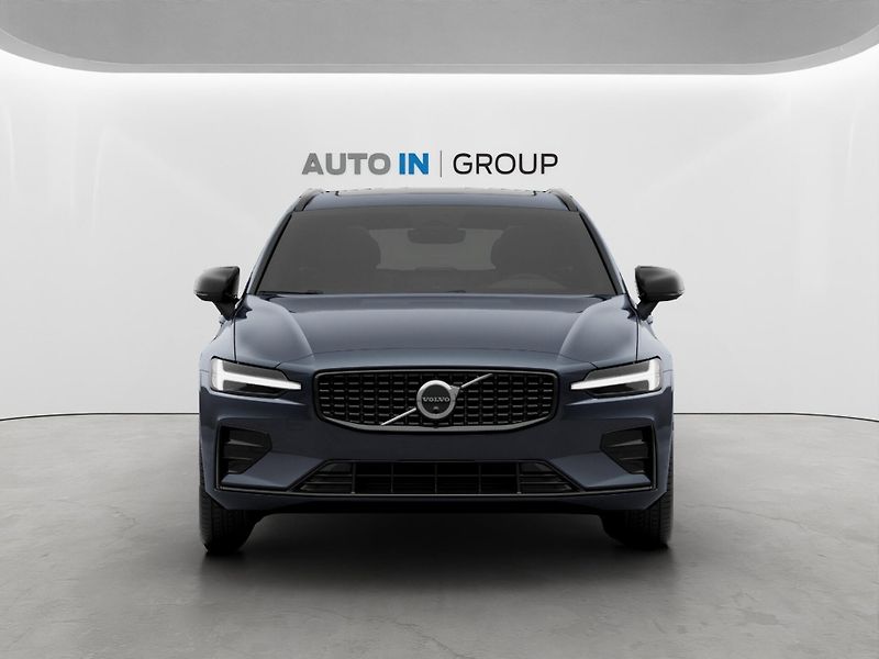 Volvo V60 (2026) Plus, Masáž, B&W, Pano, HeadUP - fotka 2 z 12