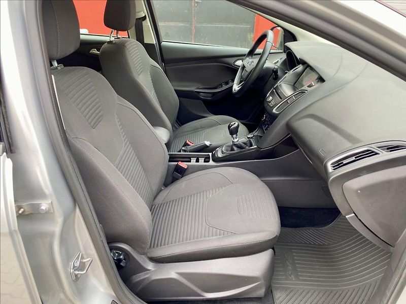 Ford Focus 1,5 TDCi NAVI VÝHŘEV - fotka 19 z 43
