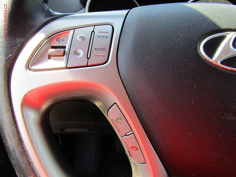Hyundai ix35 (2012) 2.0CRDi 4x4, ČR, Výhř.sed. - fotka 14 z 22