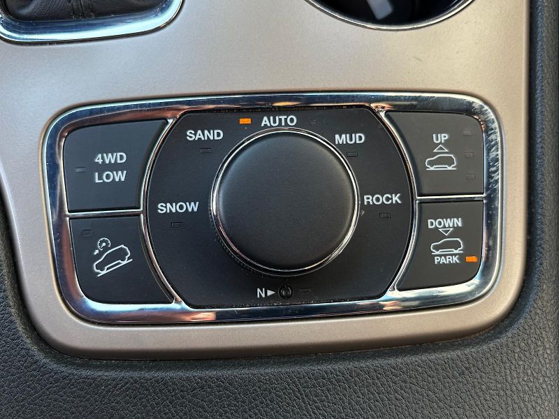 Jeep Grand Cherokee 3.0 CRD 184 kW 4X4 SUMMIT, ČR - fotka 28 z 59
