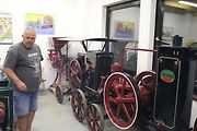 A už běží. Vladimír Rybář na ukázku nastartoval motor firmy L. Benz.