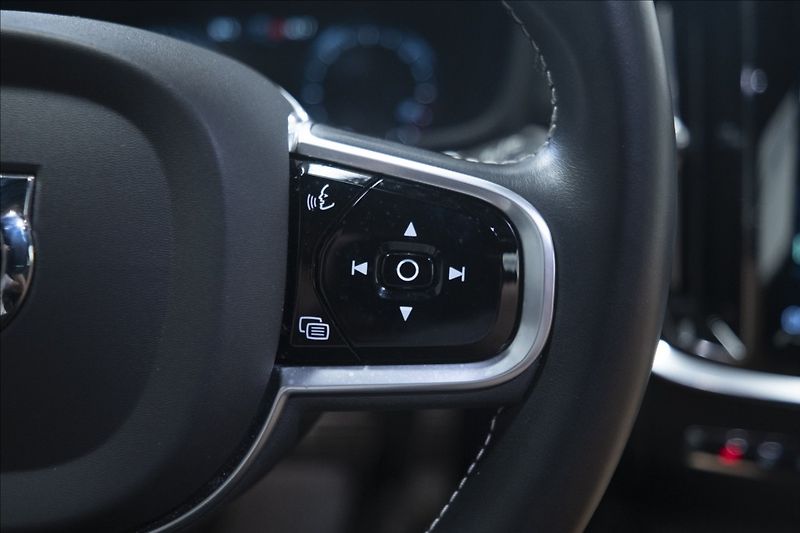 Volvo V60 2,0 D4 R-DESIGN NAVI KAMERA ČR - fotka 29 z 40