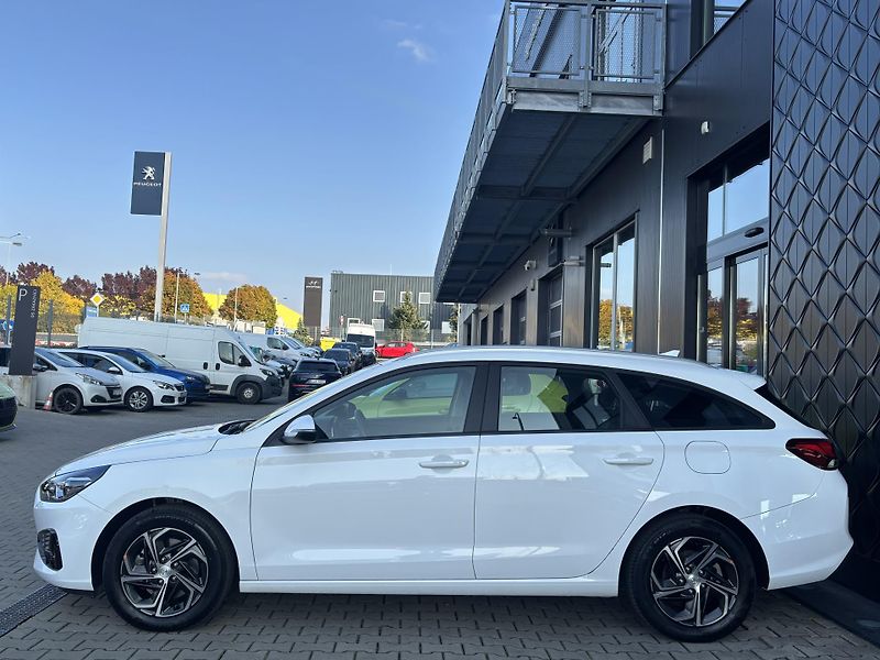 Hyundai i30 COMFORT 1.5 DPI 81 kW    - fotka 4 z 23