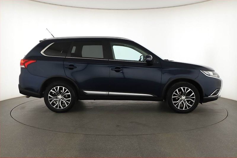 Mitsubishi Outlander (2017) 2.2 DI-D, 7 míst, Tempomat - fotka 6 z 14