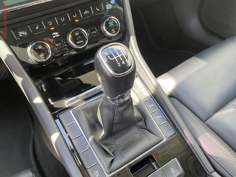 Škoda Superb (2019) 1.5 TSi, Style, bixen, navi - fotka 17 z 19