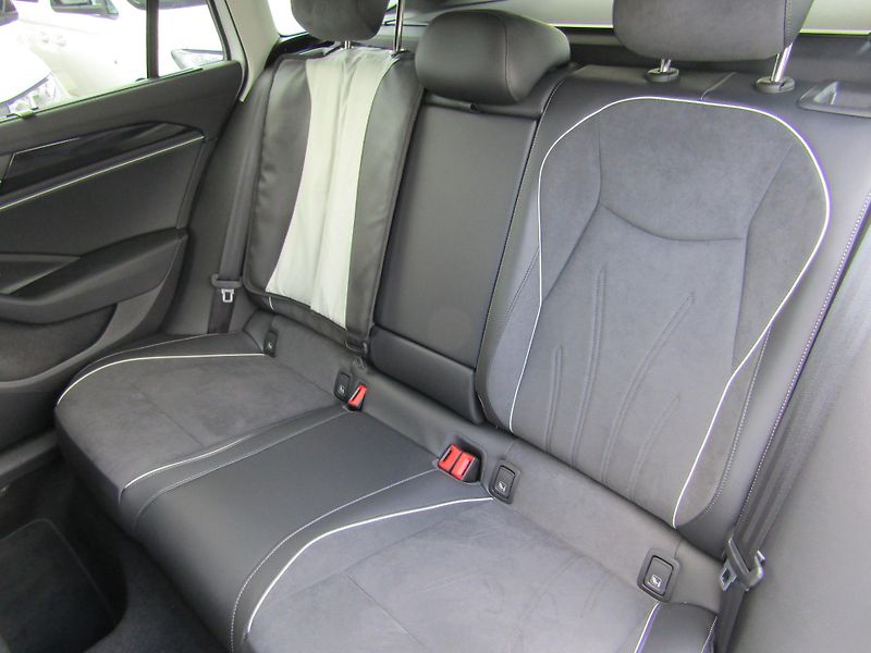 Volkswagen Passat 1,5 eTSI 11KW DSG NEZ.TOPENÍ - fotka 23 z 30