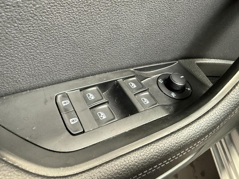 Škoda Superb 2.0 TDI 110kW Style Combi DSG - fotka 11 z 15