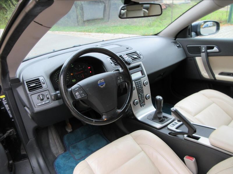 Volvo C70 2,0 D, Navi, Kůže, Xenon - fotka 18 z 28