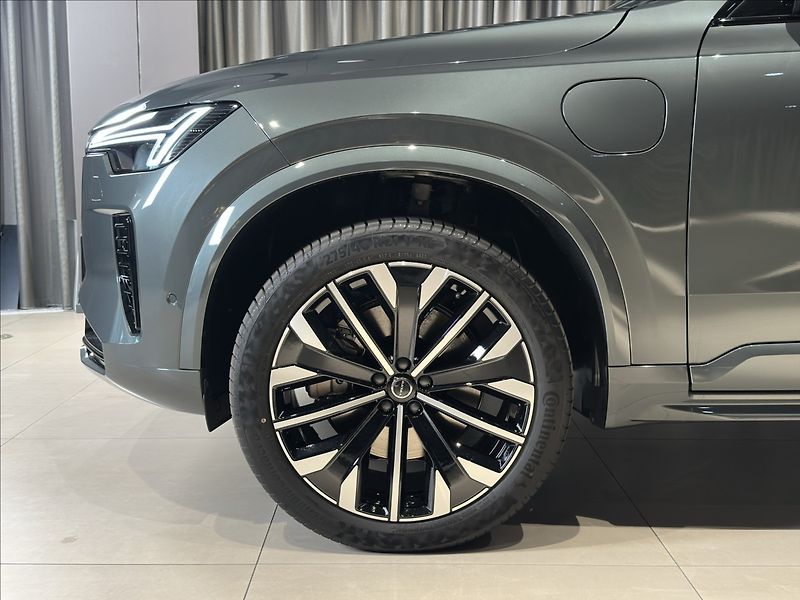 Volvo XC90 (2026) 2,0 T8  Plus Dark - fotka 8 z 37