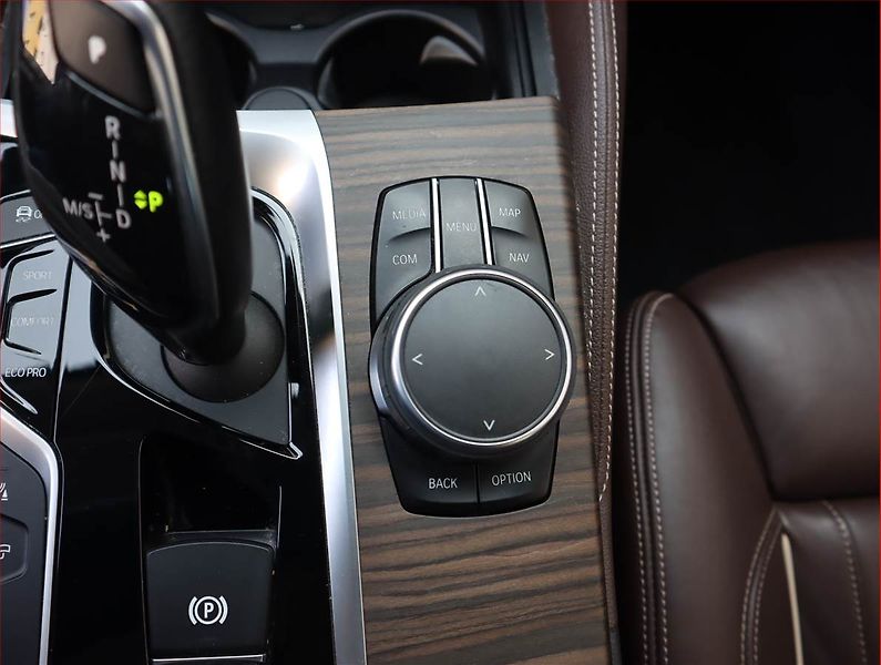 BMW Řada 5 (2018) Luxury Line 520d xDrive - fotka 17 z 20