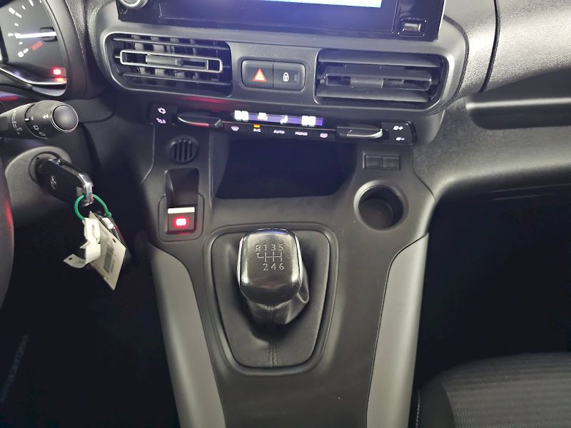Toyota ProAce City Verso (2024) 1.2T 110k FAMILY SHORT 7S TAŽN - fotka 18 z 30