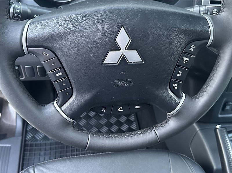Mitsubishi Pajero 3,2 DI-D 190PS  Instyle-7 4x4 - fotka 32 z 54