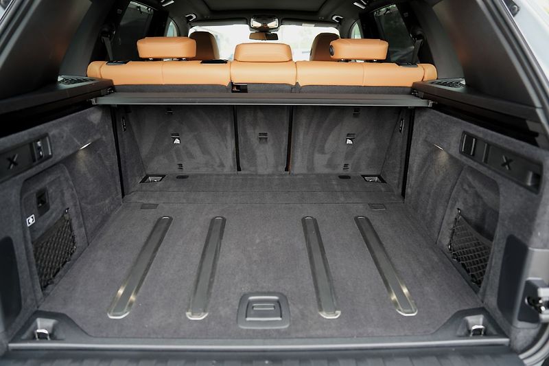 BMW X5 M60i xDrive/AT9/21/530 PS - fotka 12 z 45