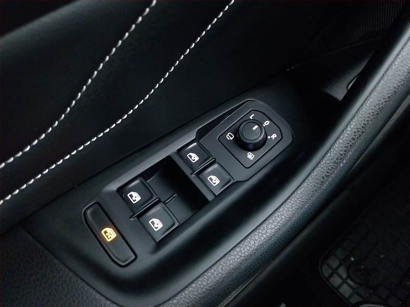 Volkswagen Passat (2022) R-Line 2.0 TDI, Automat, Kůže - fotka 18 z 23