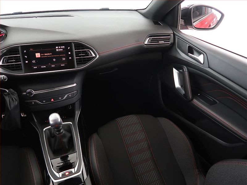 Peugeot 308 (2019) GT Line 1.2 PureTech - fotka 8 z 19