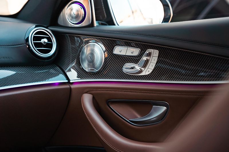 Mercedes-Benz Třídy E (2017) E63S AMG 4Matic+ V8 Biturbo - fotka 33 z 99