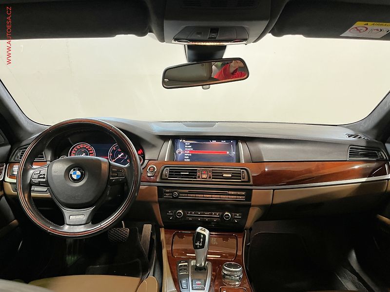 BMW Řada 5 (2015) 3.0D 535d xDrive, AT, navi - fotka 8 z 17