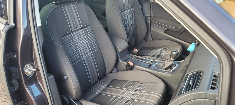 Volkswagen Golf (2015) 7 1,2 TSi 81kW benzín Lounge - fotka 16 z 35