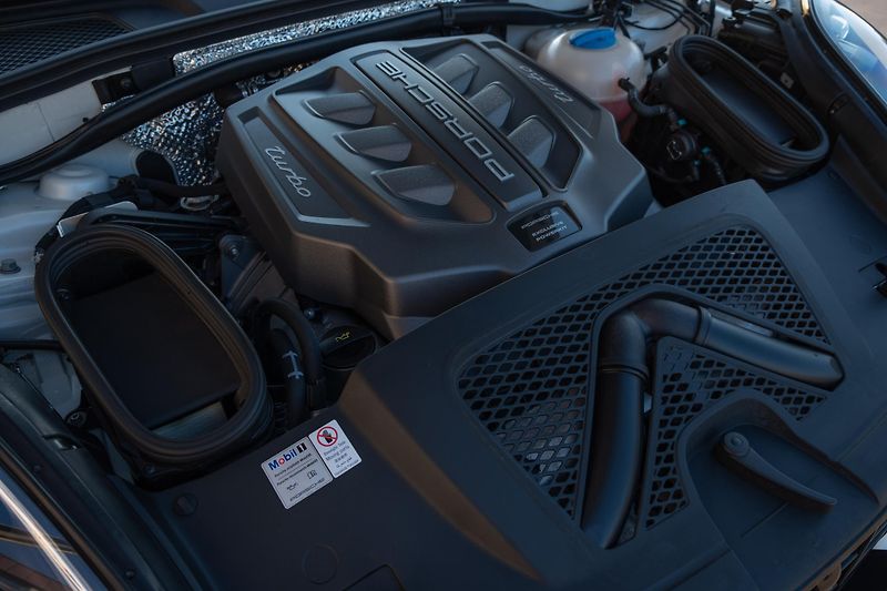Porsche Macan (2018)  3.6 Turbo Performance & Black - fotka 20 z 21