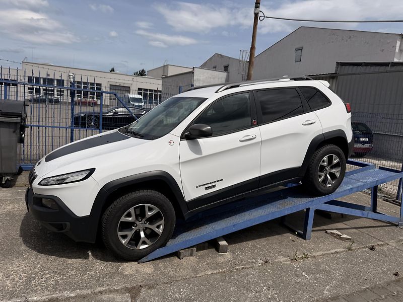 Jeep Cherokee (2016)  3.2 V6 Trailhawk 4WD,1941!! - fotka 29 z 37