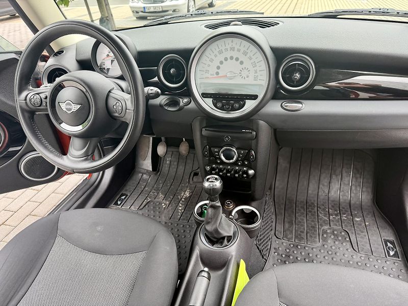 Mini Cooper (2012) 1.6 90kW FACELIFT!!! - fotka 9 z 19