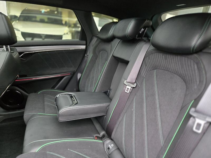 Voyah FREE 318 REV (2025) REV 318 AWD Hybrid - fotka 13 z 18