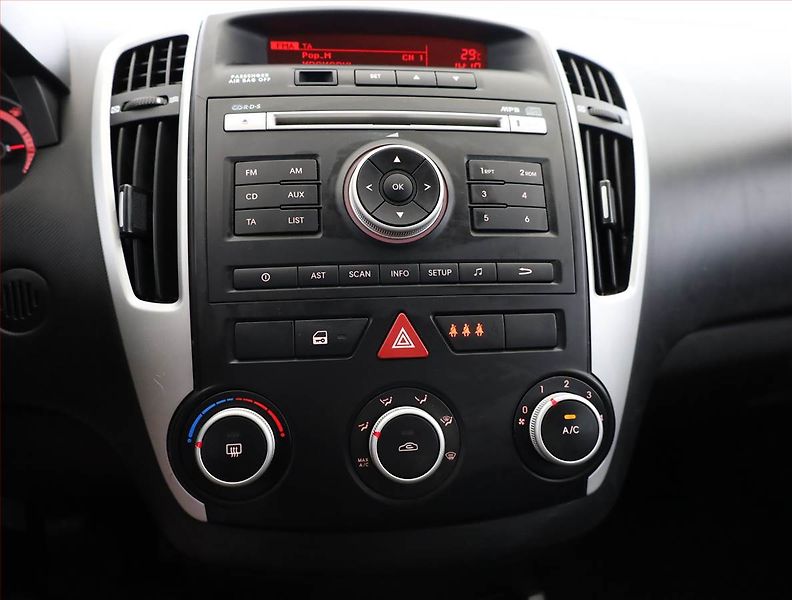 Kia Ceed (2011) 1.6 CVVT, po STK, Tažné - fotka 10 z 13
