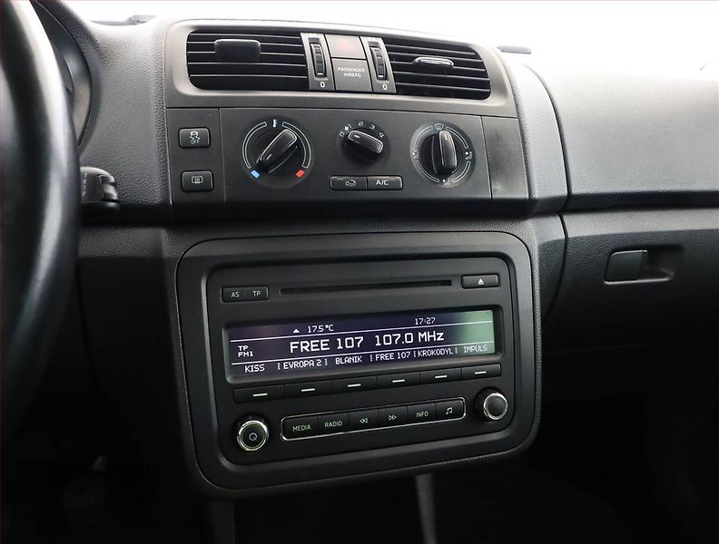 Škoda Fabia (2014) Ambiente 1.2 TSI, Serv.kniha - fotka 9 z 17