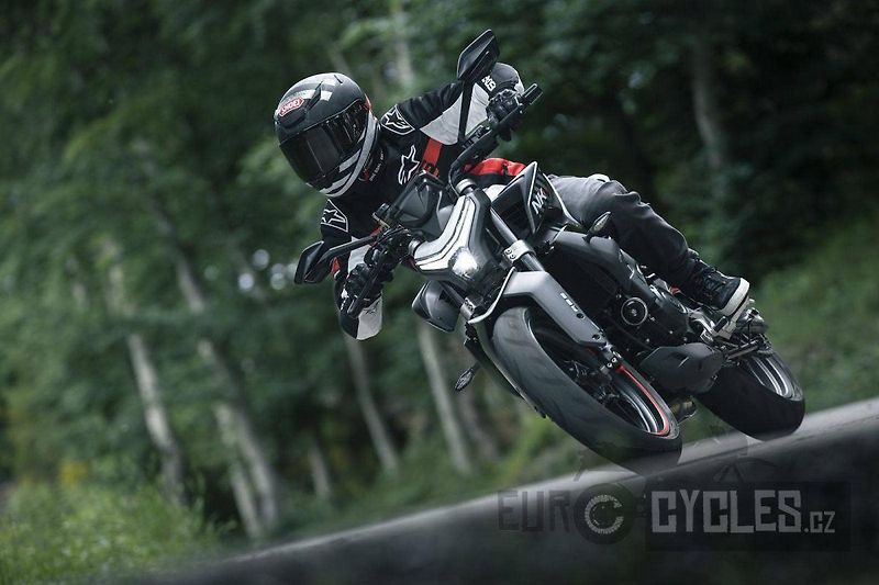 CFMOTO 450 NK (2026) - fotka 15 z 20