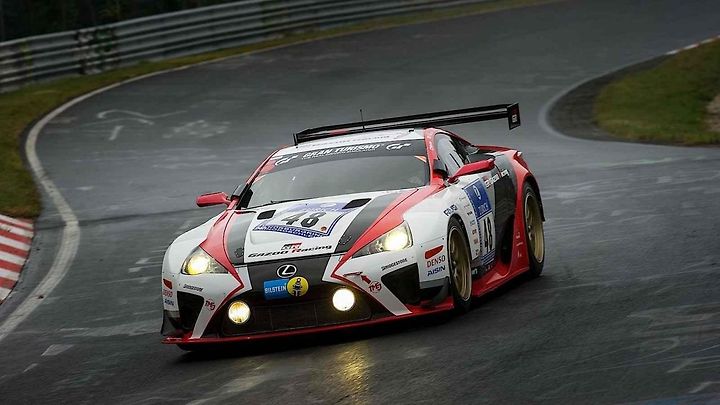 Závodní Lexus LFA na Nürburgringu.