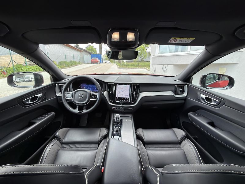 Volvo XC60 B5 AWD (benzín) // PLUS DARK - fotka 20 z 48