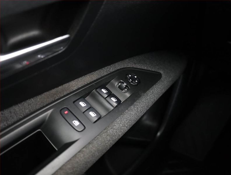 Peugeot 3008 (2017) Active 1.6 BlueHDi, Serv.kniha - fotka 11 z 15