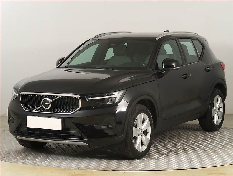 Volvo XC40 (2022) B4 - fotka 2 z 21