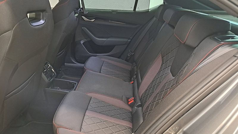 Škoda Octavia (2024) 2.0 TSI RS 195 kW A7F - fotka 13 z 23
