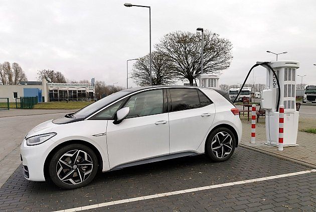 Testovaný elektromobil ADAC často dobíjel na 100 procent a někdy jej nechal plně nabitý stát., zdroj: Peter Kersten / Wikimedia Commons, CC BY-SA 4.0.