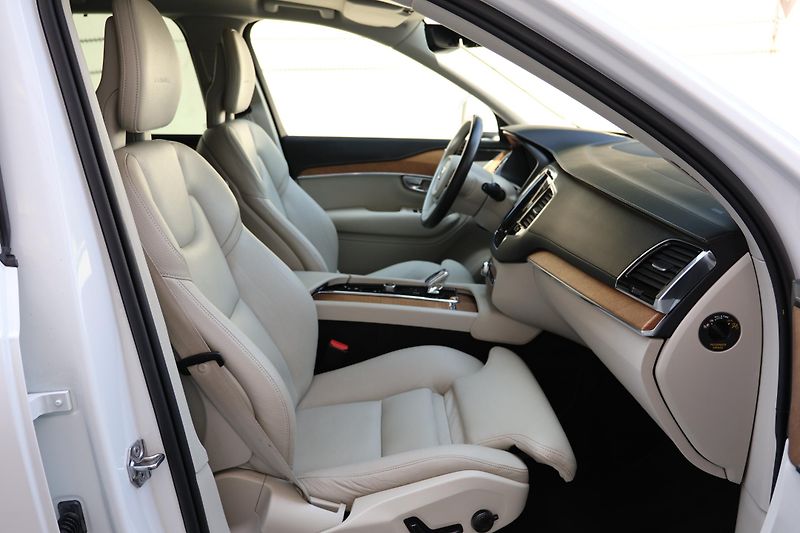 Volvo XC90 (2019) B5 AWD Inscription - fotka 10 z 21