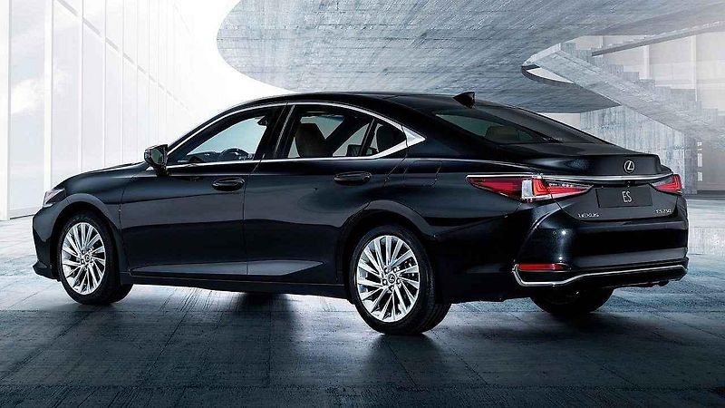 Lexus ES.