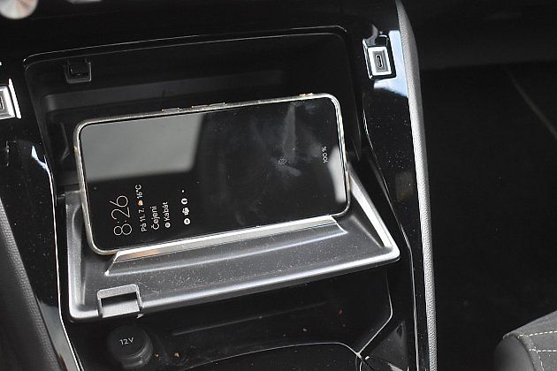 Nápaditý držák na telefon., zdroj: Deník/Radek Pecák