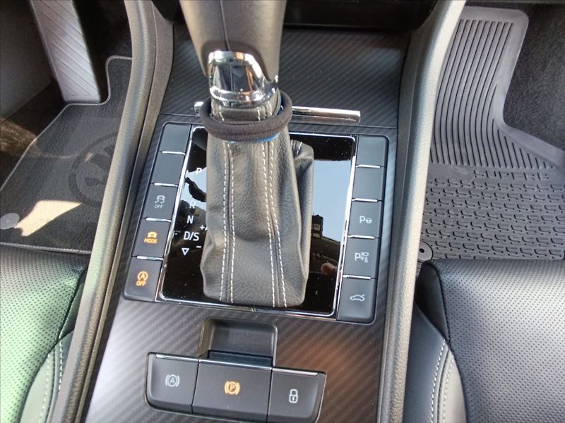 Škoda Superb 2,0 TDi DSG 4x4 Tažné 1maj.,ČR - fotka 19 z 46