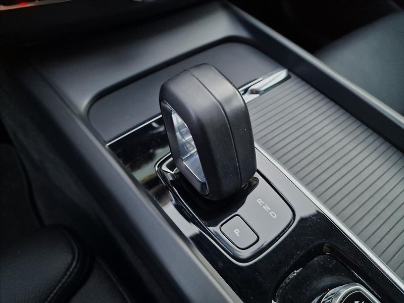 Volvo XC60 B5 AWD Momentum Pro,ČR,1.Maj. - fotka 33 z 50