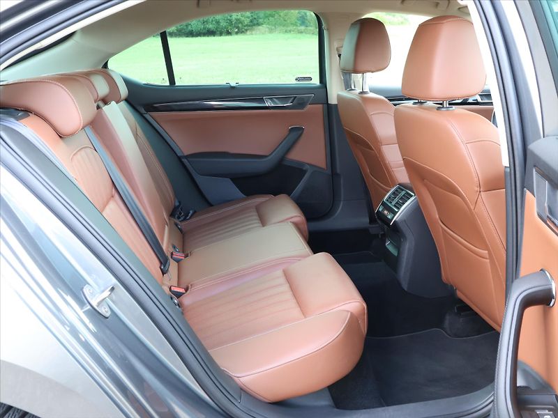 Škoda Superb 2,0 TDI DSG CZ L&K 1.Maj DPH - fotka 13 z 29