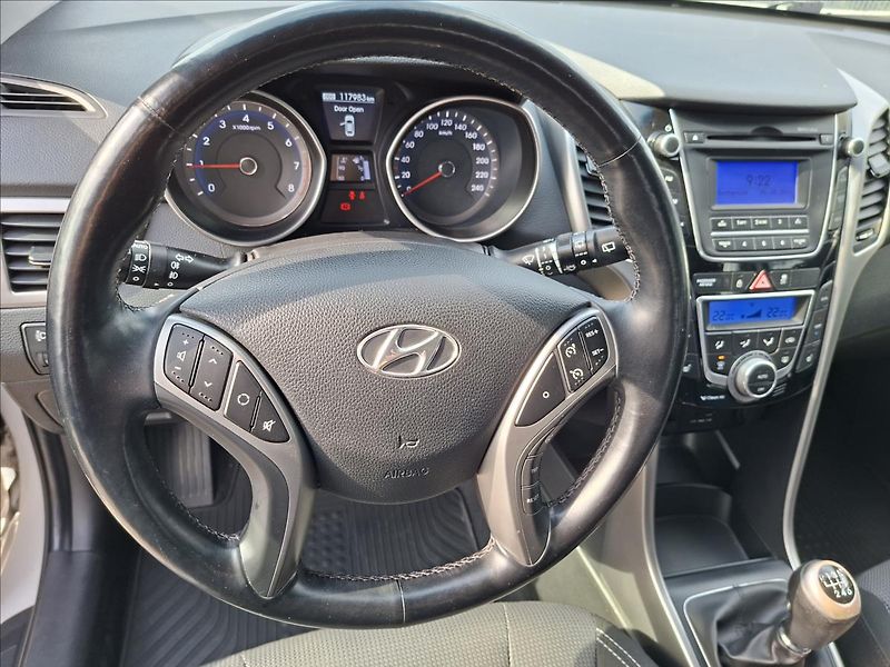 Hyundai i30 1,6 Trikolor 88KW - fotka 18 z 18