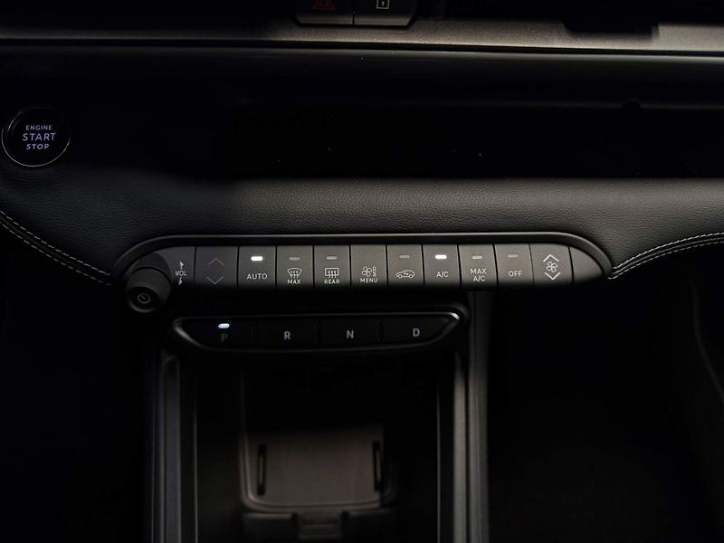 Jeep Avenger (2026) Altitude 1.2 Turbo e-Hybrid 11 - fotka 6 z 16