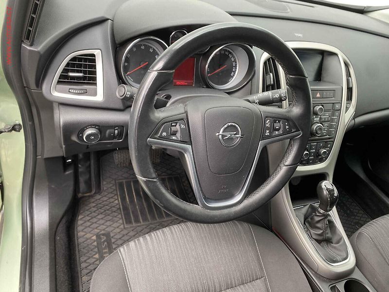 Opel Astra (2011) 1.6i, AC, xenon, navi - fotka 12 z 19