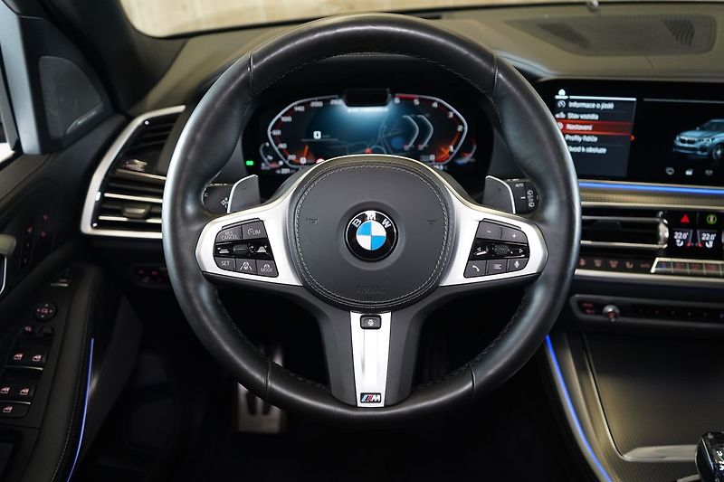 BMW X5 M50d, M Professional, Masáž - fotka 28 z 57